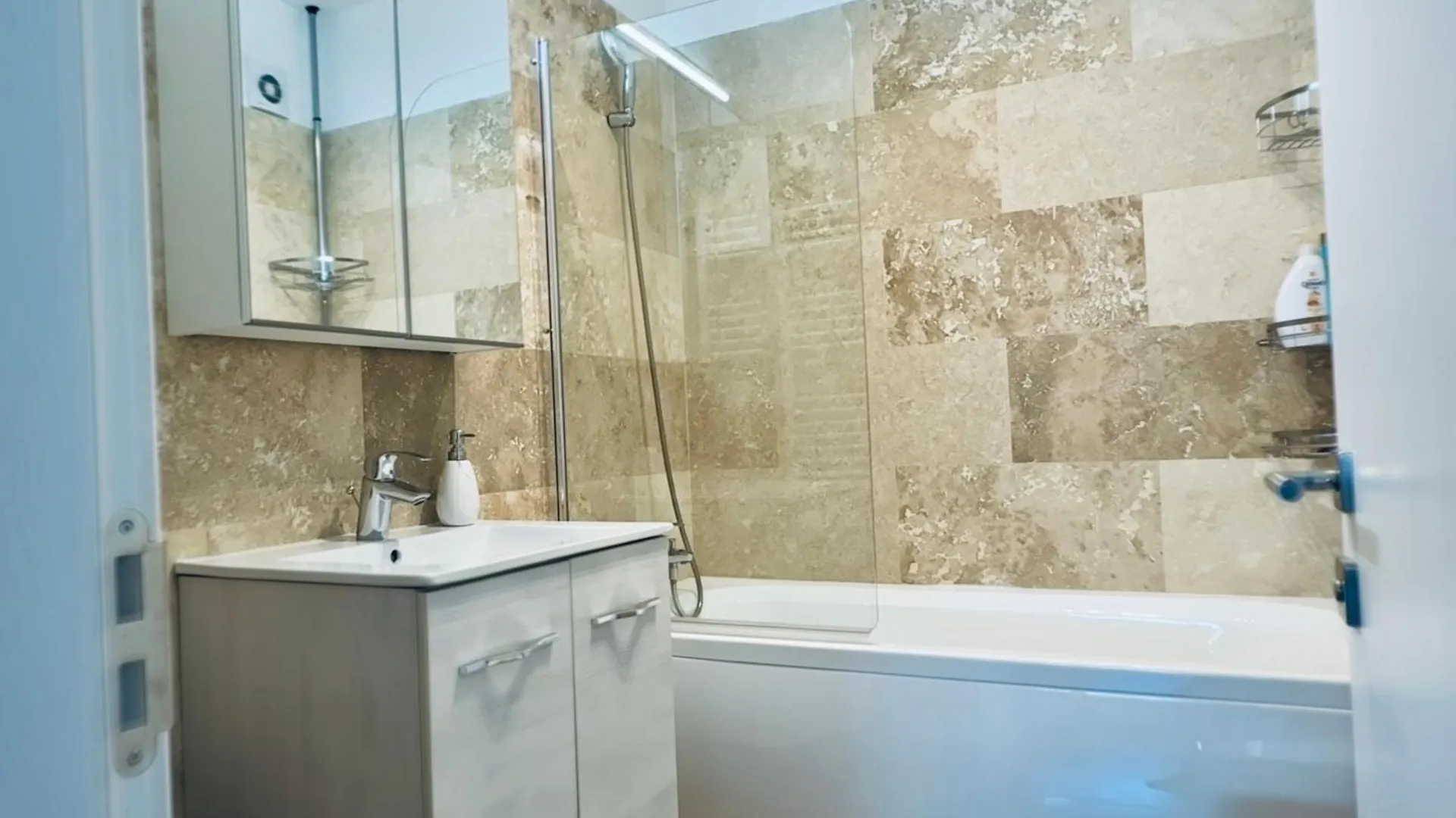 Your Modern Home In The Armenian Quarter Bucharest Apartment